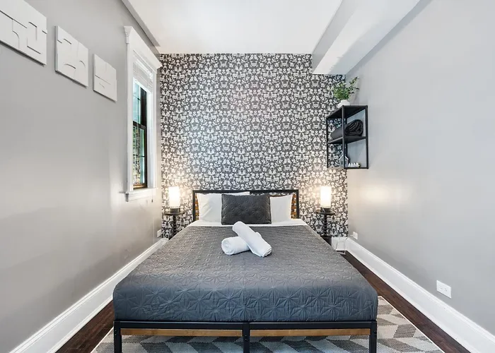 Apartment Wrigleyville *