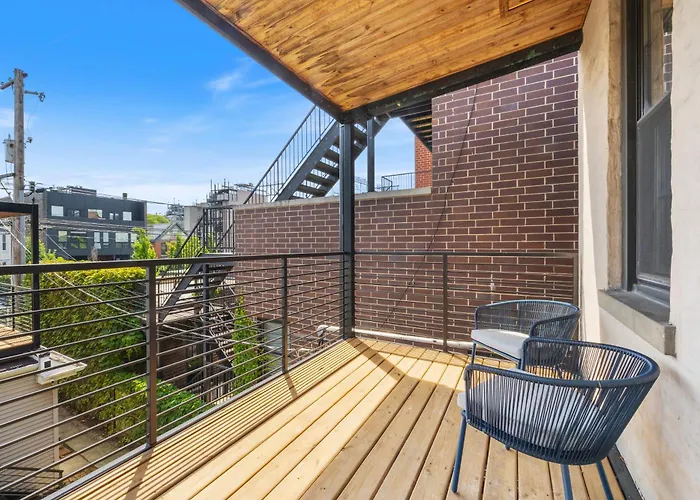 Wrigleyville Apartment *