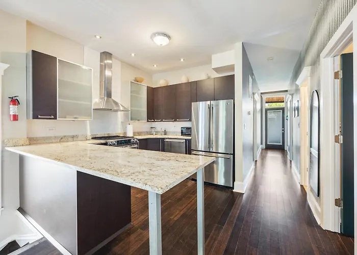Apartment Wrigleyville *