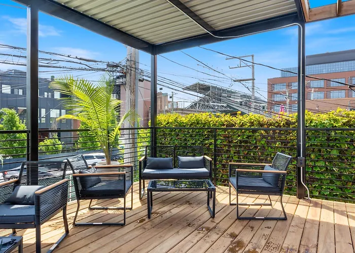 Wrigleyville Apartment *