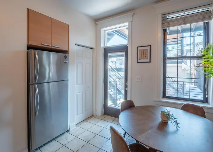 Apartment Wrigleyville *