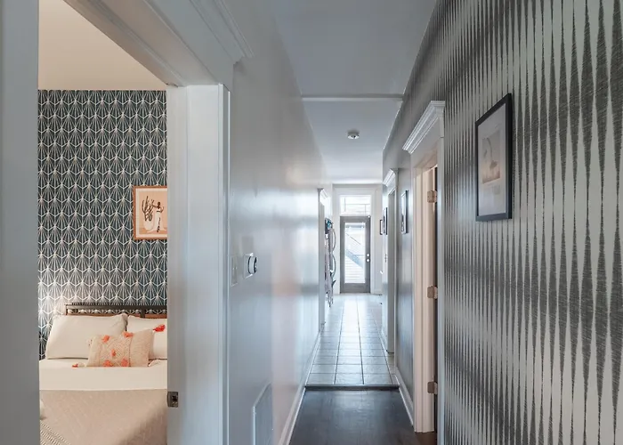 Wrigleyville Apartment *